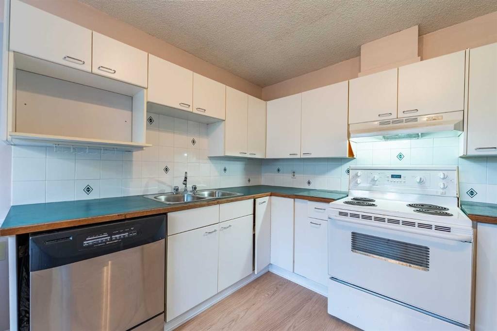 20-6503 Ranchview Drive Nw, Calgary, AB - Indoor Photo Showing Kitchen With Double Sink