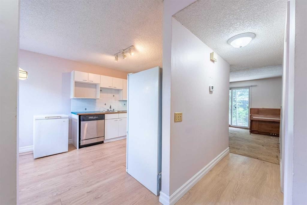 20-6503 Ranchview Drive Nw, Calgary, AB - Indoor Photo Showing Kitchen