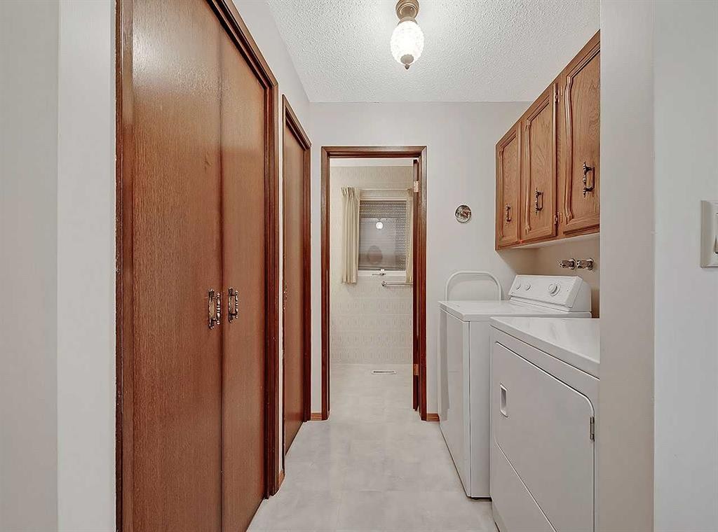 9556 Oakland Way Sw, Calgary, AB - Indoor Photo Showing Bathroom