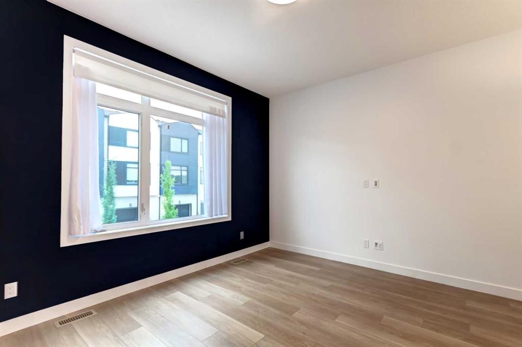 8524 21 Avenue Se, Calgary, AB - Indoor Photo Showing Other Room