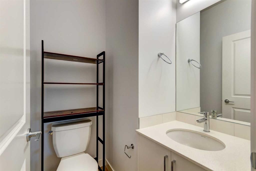 8524 21 Avenue Se, Calgary, AB - Indoor Photo Showing Bathroom