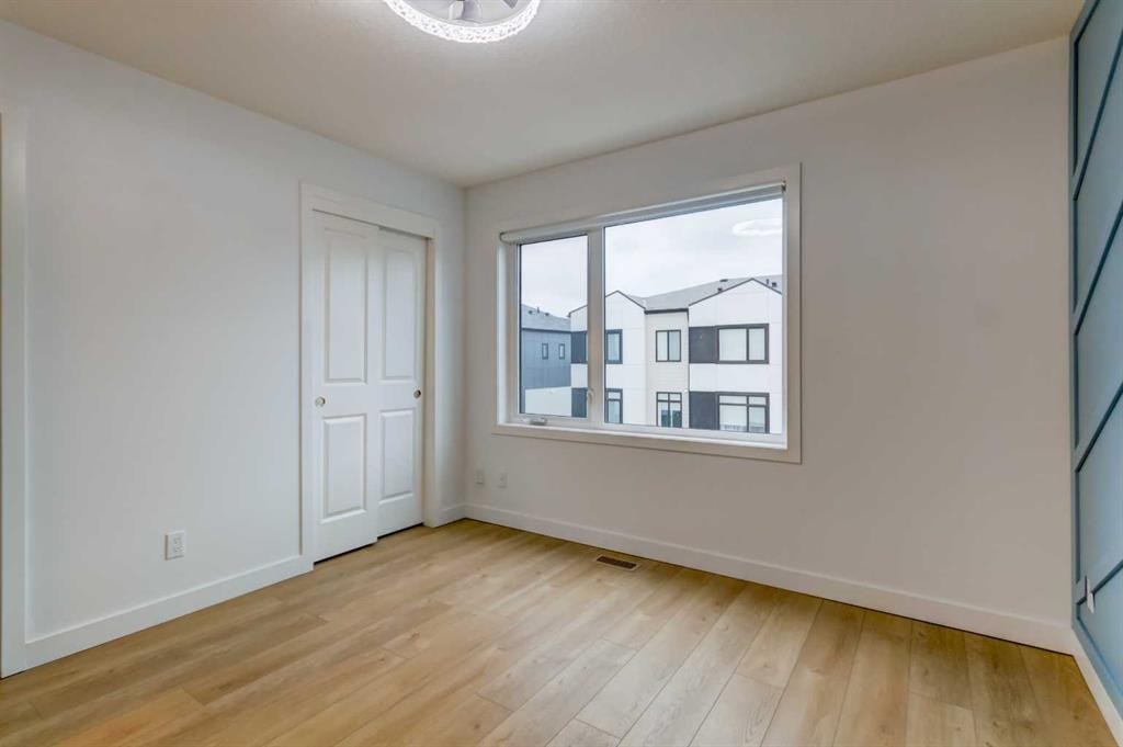 8524 21 Avenue Se, Calgary, AB - Indoor Photo Showing Other Room