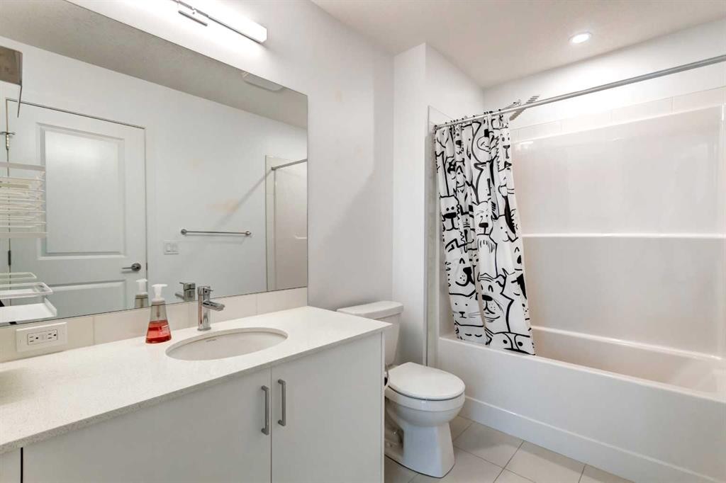 8524 21 Avenue Se, Calgary, AB - Indoor Photo Showing Bathroom