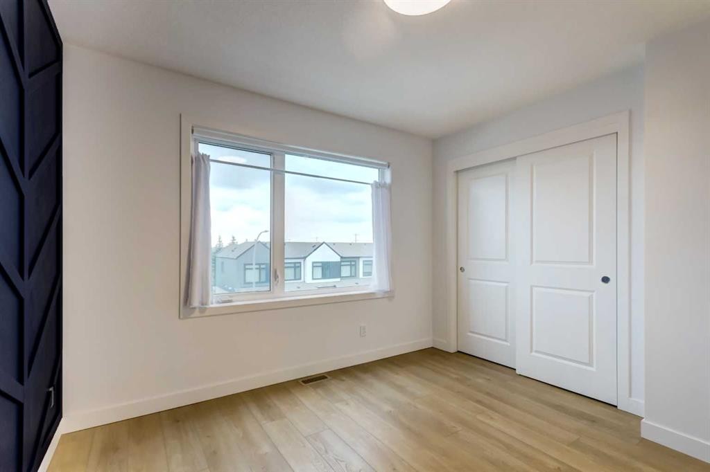 8524 21 Avenue Se, Calgary, AB - Indoor Photo Showing Other Room