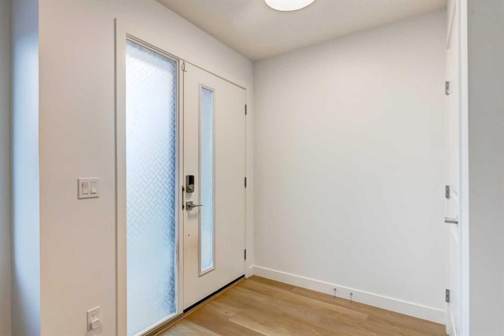 8524 21 Avenue Se, Calgary, AB - Indoor Photo Showing Other Room