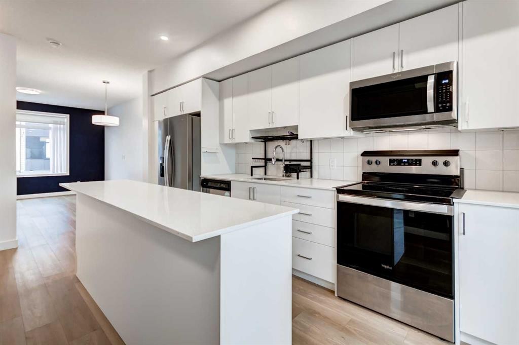 8524 21 Avenue Se, Calgary, AB - Indoor Photo Showing Kitchen With Upgraded Kitchen