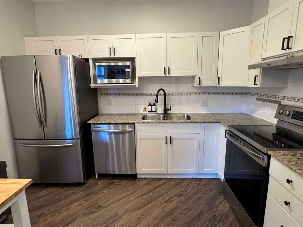 343-333 Riverfront Avenue Se, Calgary, AB - Indoor Photo Showing Kitchen With Double Sink