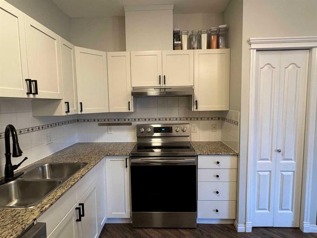 343-333 Riverfront Avenue Se, Calgary, AB - Indoor Photo Showing Kitchen With Double Sink