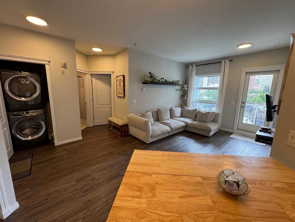 343-333 Riverfront Avenue Se, Calgary, AB - Indoor Photo Showing Living Room