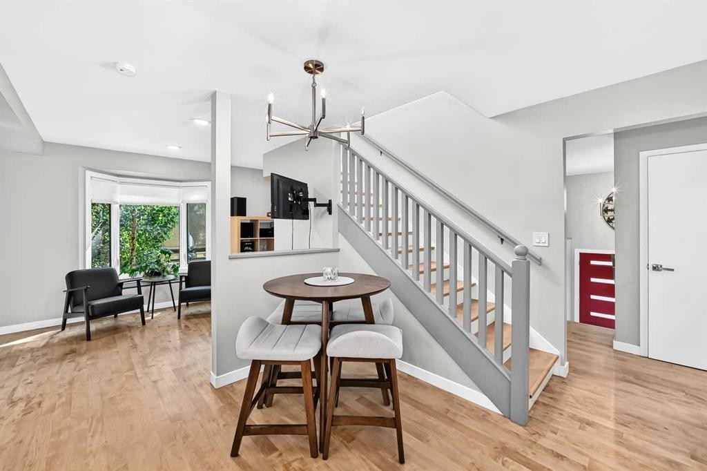 9120 48 Avenue Nw, Calgary, AB - Indoor Photo Showing Other Room