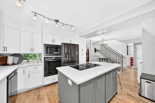 9120 48 Avenue Nw, Calgary, AB - Indoor Photo Showing Kitchen With Upgraded Kitchen