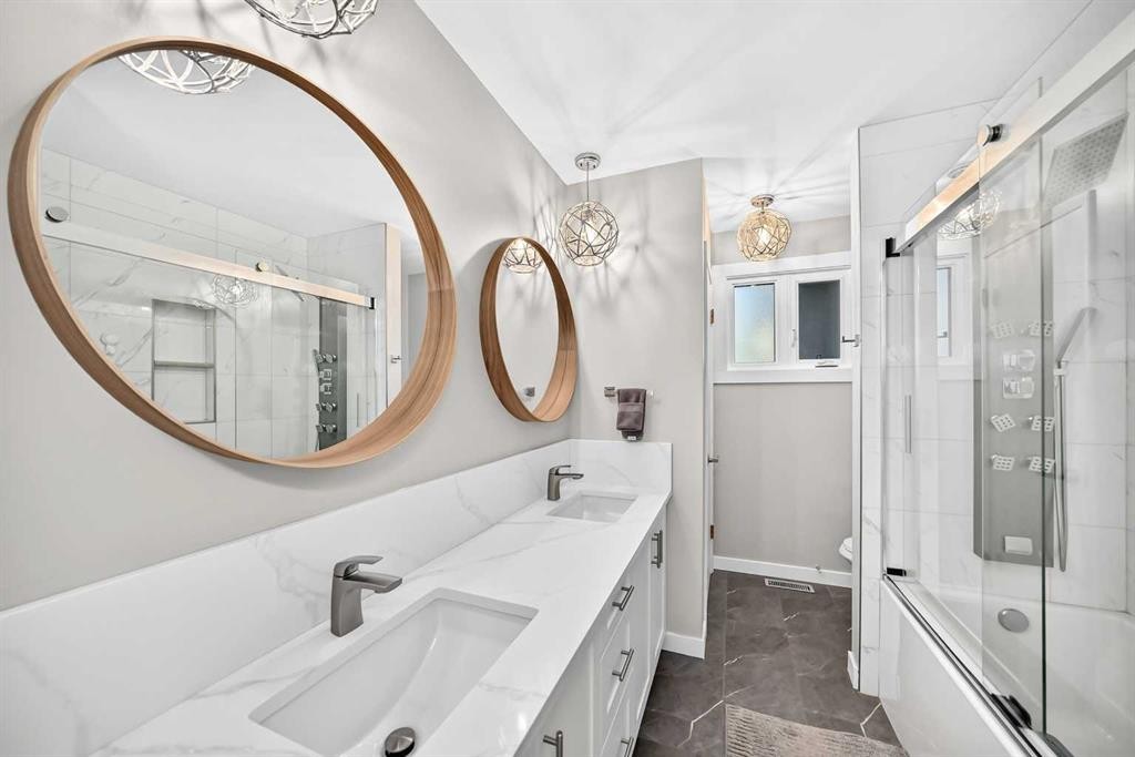 9120 48 Avenue Nw, Calgary, AB - Indoor Photo Showing Bathroom