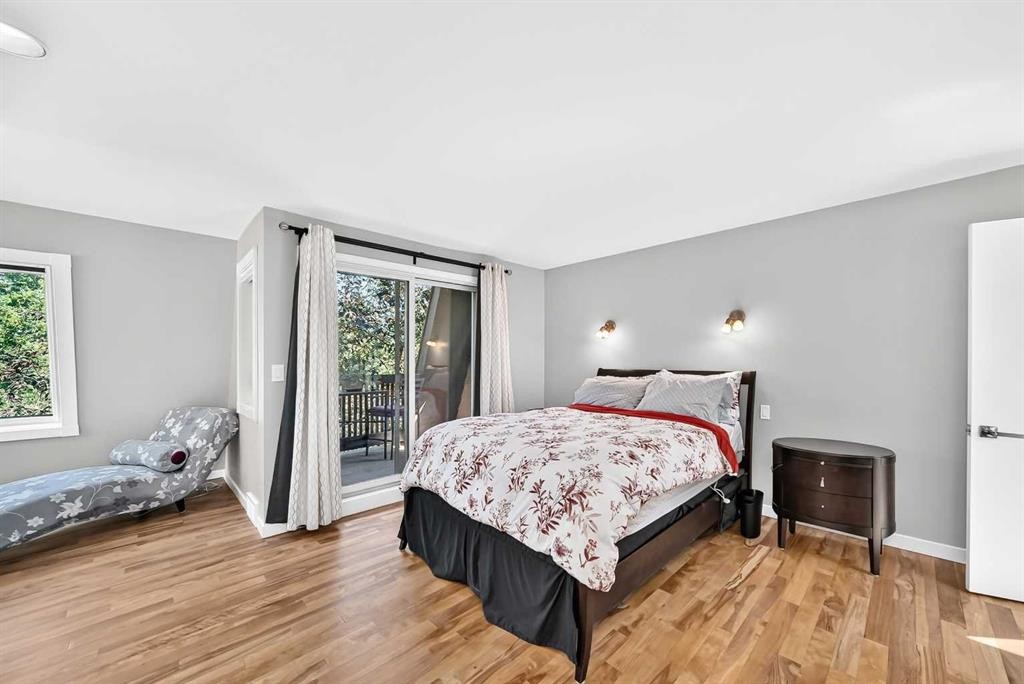 9120 48 Avenue Nw, Calgary, AB - Indoor Photo Showing Bedroom