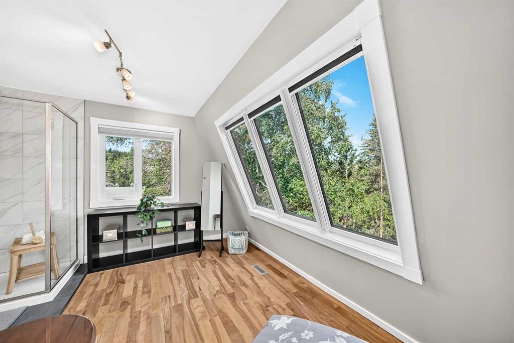9120 48 Avenue Nw, Calgary, AB - Indoor Photo Showing Other Room