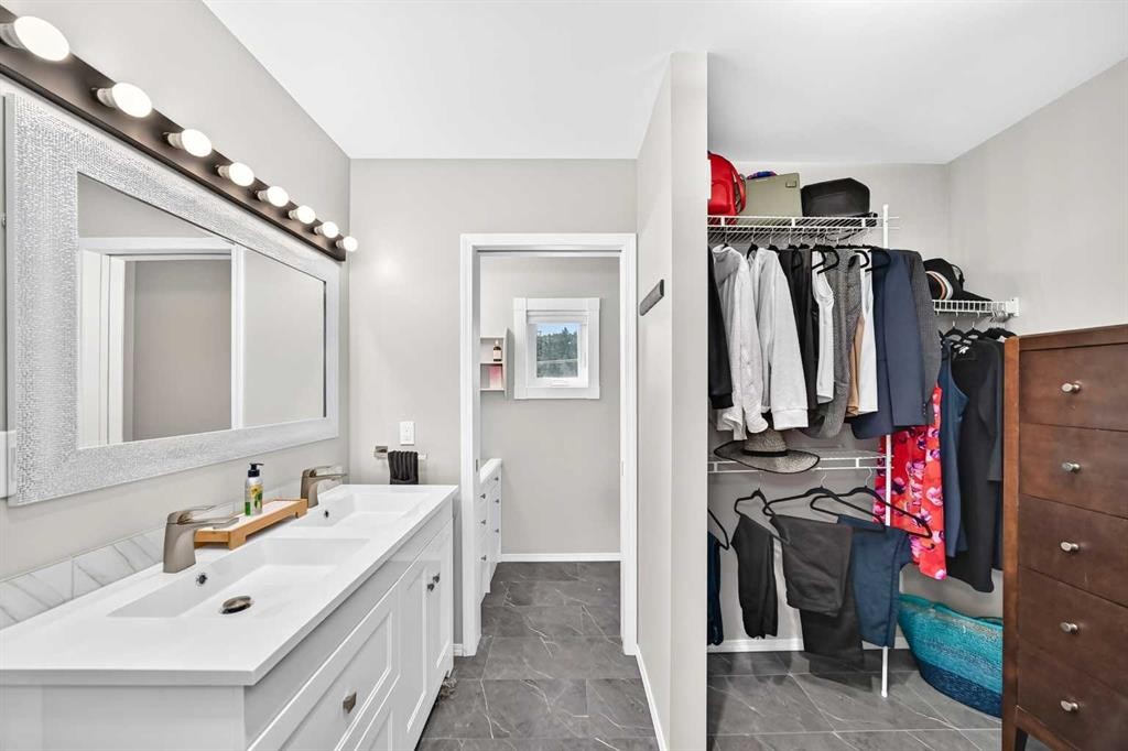 9120 48 Avenue Nw, Calgary, AB - Indoor Photo Showing Bathroom