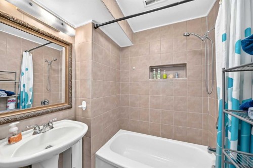 9120 48 Avenue Nw, Calgary, AB - Indoor Photo Showing Bathroom
