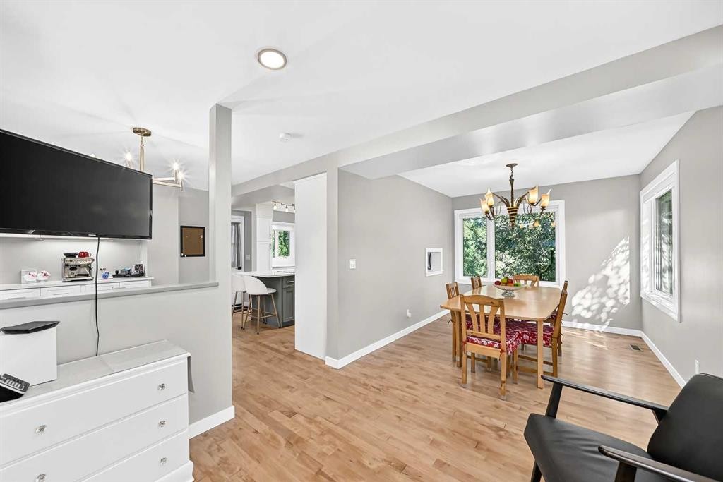 9120 48 Avenue Nw, Calgary, AB - Indoor Photo Showing Dining Room
