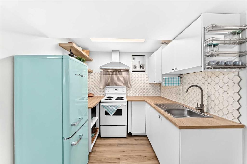 42 Rundlelawn Close Ne, Calgary, AB - Indoor Photo Showing Kitchen