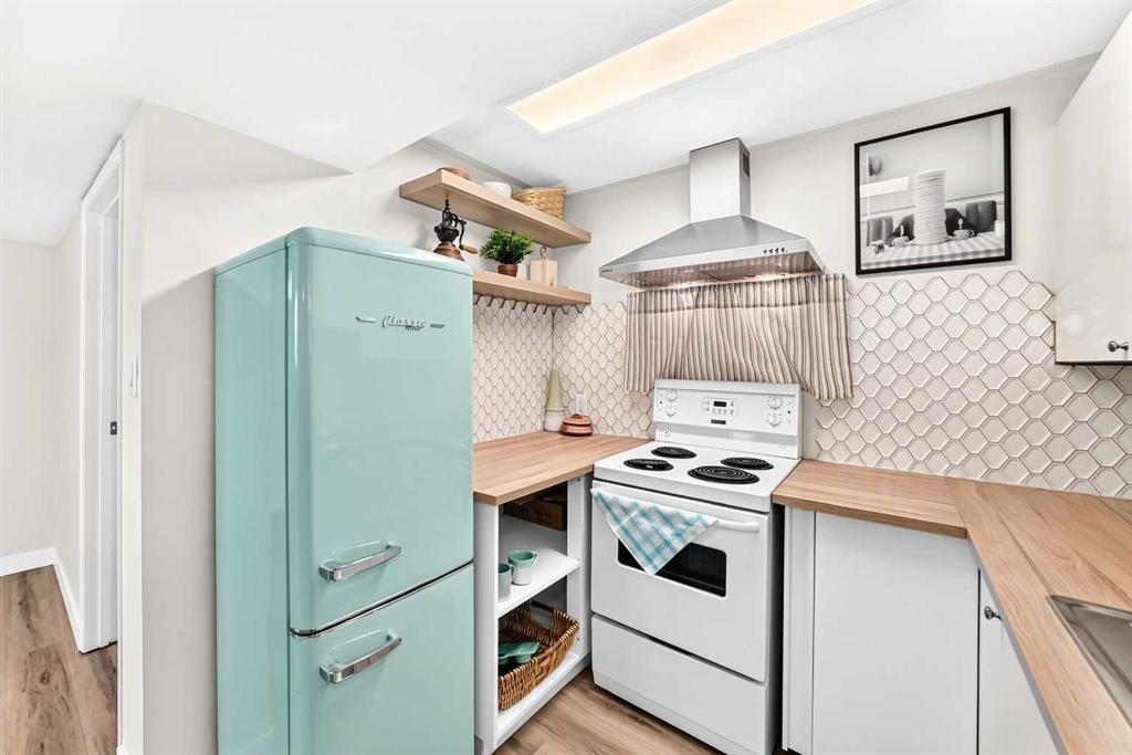 42 Rundlelawn Close Ne, Calgary, AB - Indoor Photo Showing Kitchen