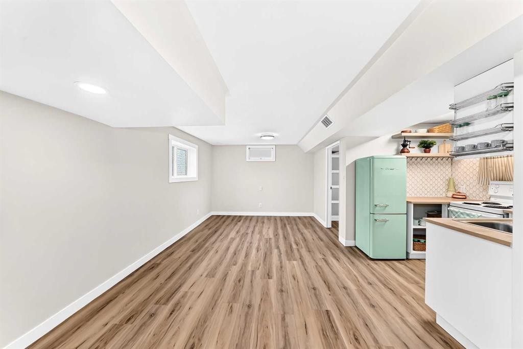 42 Rundlelawn Close Ne, Calgary, AB - Indoor Photo Showing Other Room