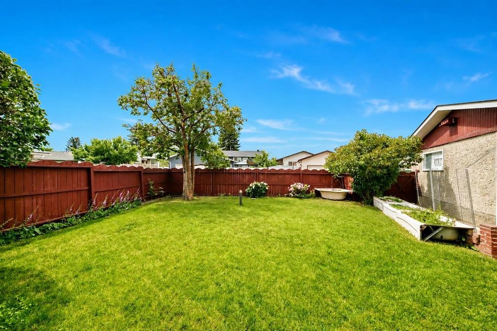 42 Rundlelawn Close Ne, Calgary, AB - Outdoor With Backyard