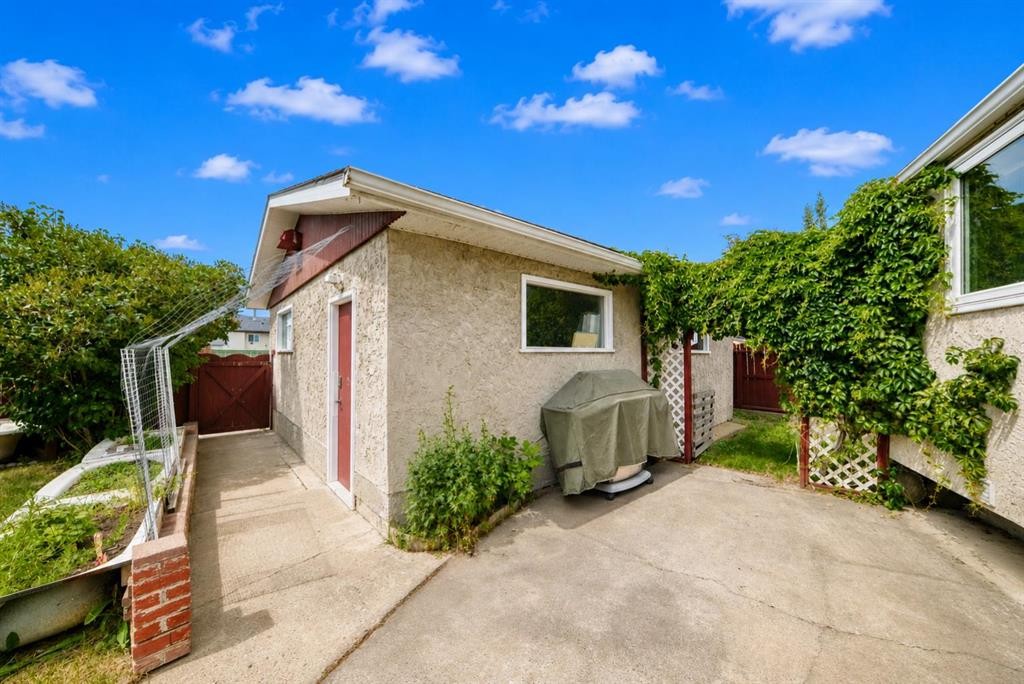42 Rundlelawn Close Ne, Calgary, AB - Outdoor With Exterior