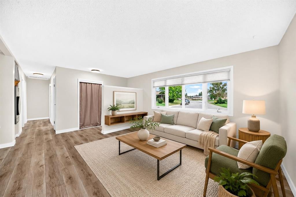 42 Rundlelawn Close Ne, Calgary, AB - Indoor Photo Showing Living Room