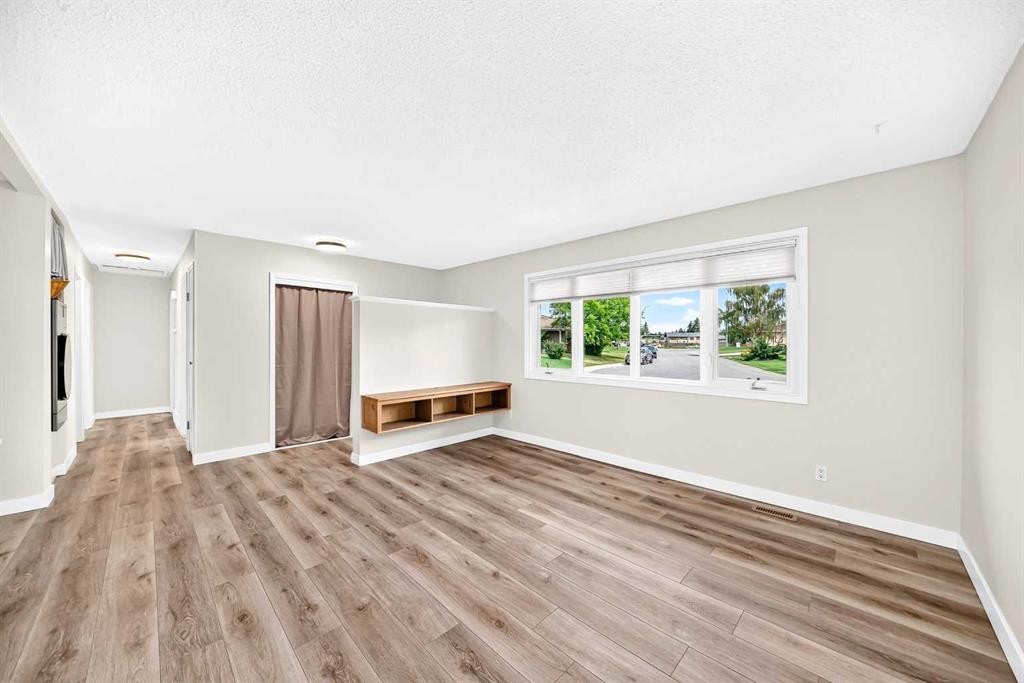 42 Rundlelawn Close Ne, Calgary, AB - Indoor Photo Showing Other Room