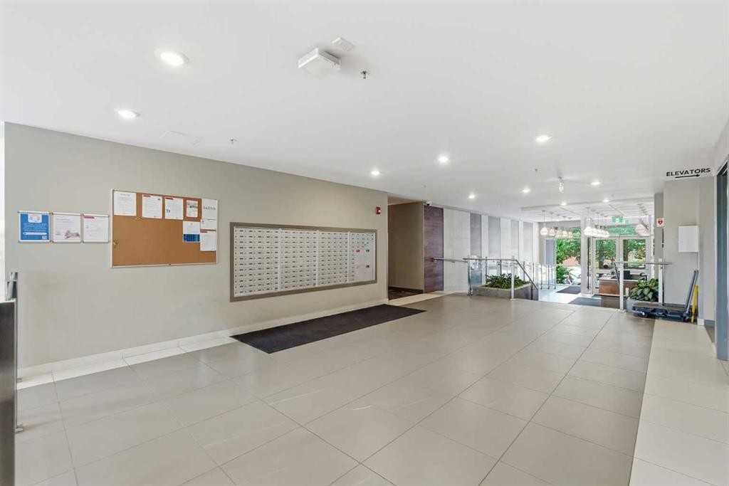 628-88 9 Street Ne, Calgary, AB - Indoor Photo Showing Other Room