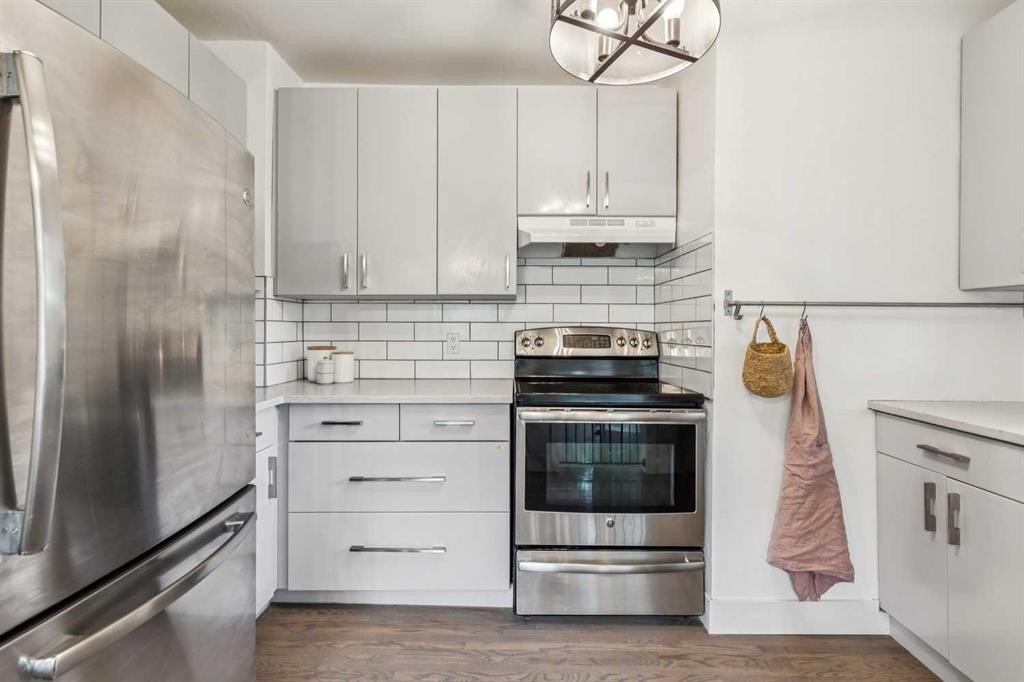 1644 16 Street Se, Calgary, AB - Indoor Photo Showing Kitchen With Stainless Steel Kitchen With Upgraded Kitchen