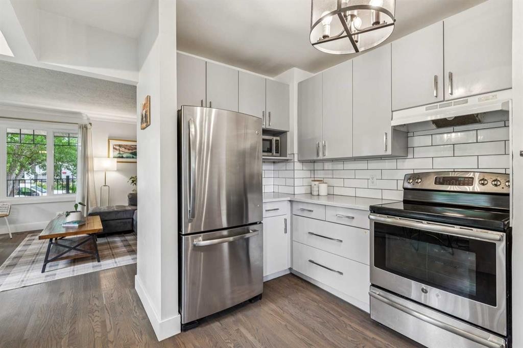 1644 16 Street Se, Calgary, AB - Indoor Photo Showing Kitchen With Stainless Steel Kitchen With Upgraded Kitchen