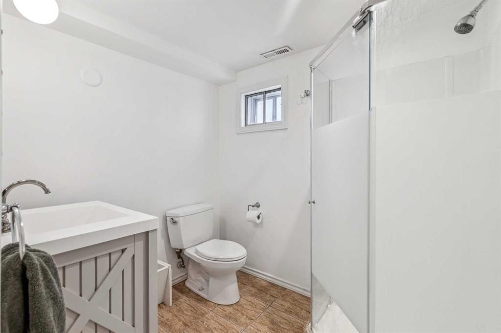 1644 16 Street Se, Calgary, AB - Indoor Photo Showing Bathroom