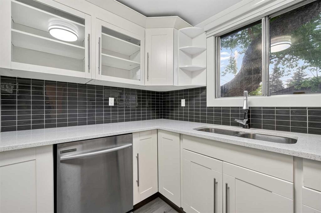 1608 3 Street Nw, Calgary, AB - Indoor Photo Showing Kitchen With Double Sink