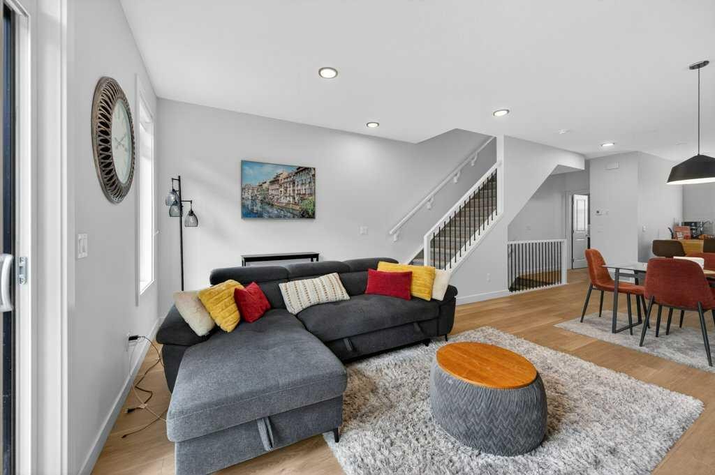 606-550 Seton Circle Se, Calgary, AB - Indoor Photo Showing Living Room