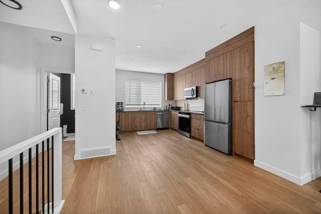606-550 Seton Circle Se, Calgary, AB - Indoor Photo Showing Kitchen