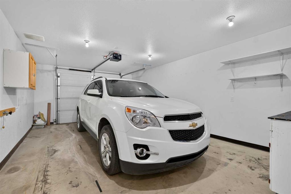 3-310 6 Avenue Ne, Three Hills, AB - Indoor Photo Showing Garage