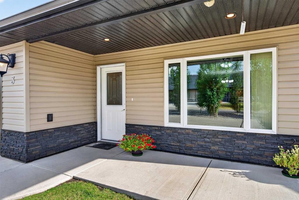 3-310 6 Avenue Ne, Three Hills, AB - Outdoor With Exterior