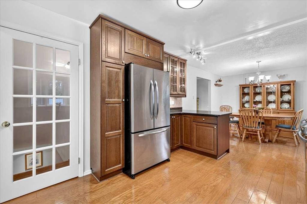 1707 107 Avenue Sw, Calgary, AB - Indoor Photo Showing Kitchen