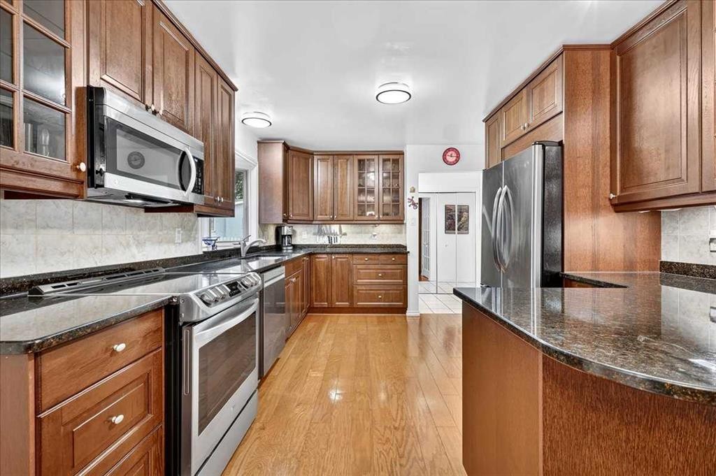 1707 107 Avenue Sw, Calgary, AB - Indoor Photo Showing Kitchen