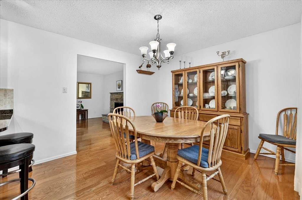 1707 107 Avenue Sw, Calgary, AB - Indoor Photo Showing Dining Room