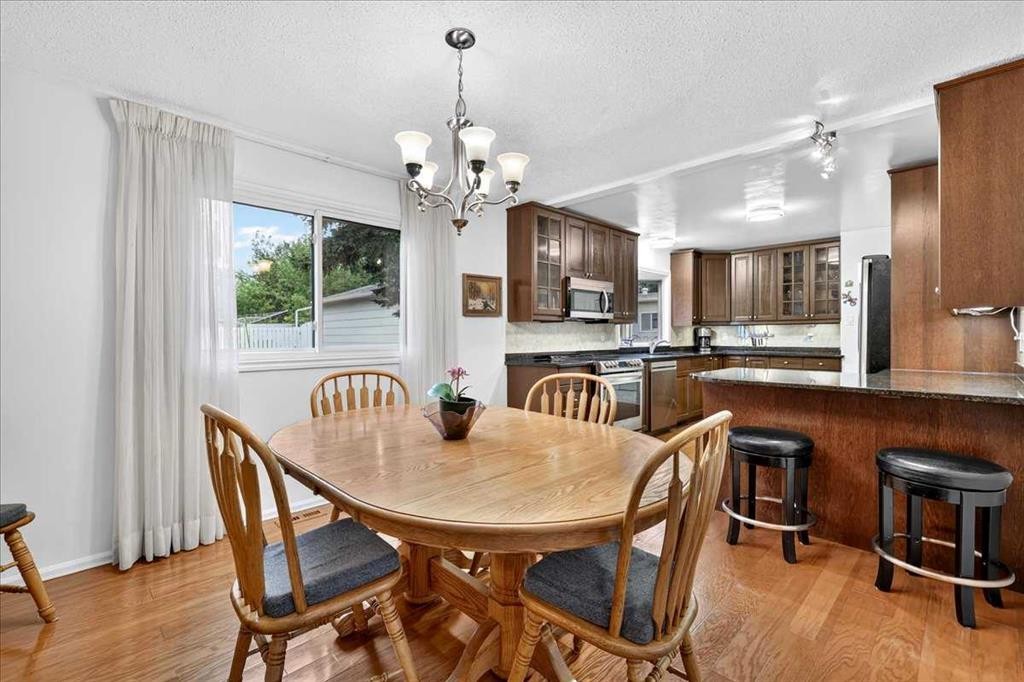 1707 107 Avenue Sw, Calgary, AB - Indoor Photo Showing Dining Room