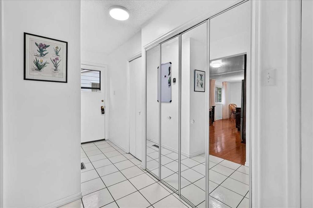 1707 107 Avenue Sw, Calgary, AB - Indoor Photo Showing Other Room