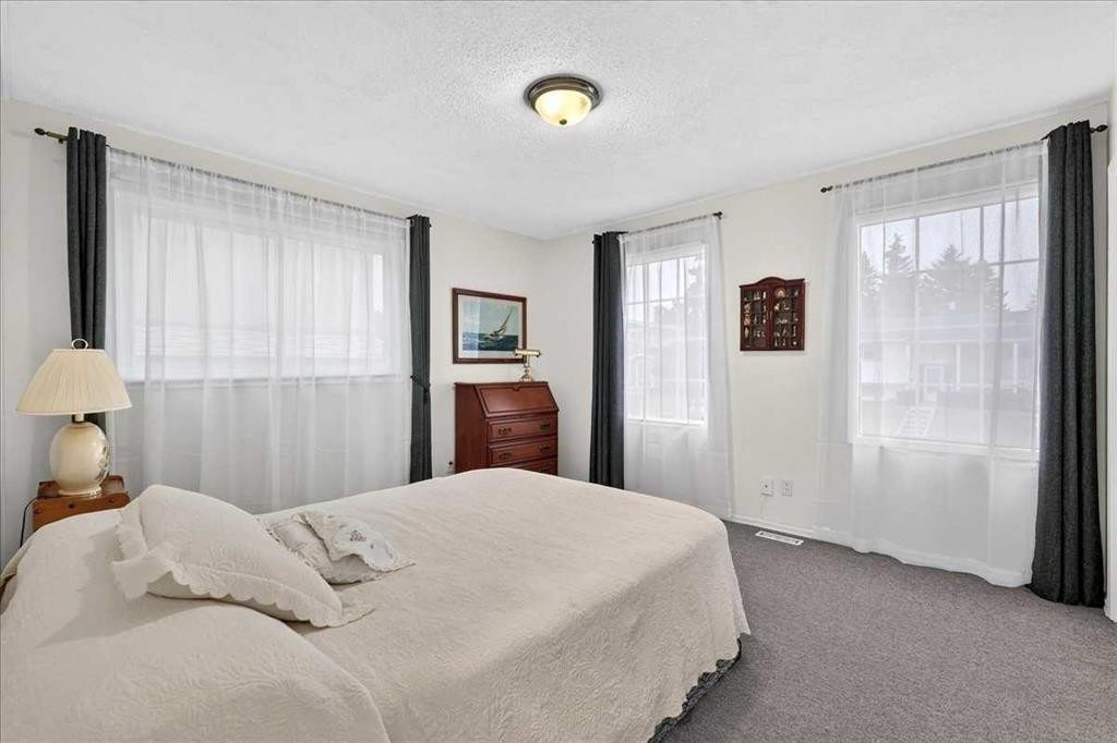 1707 107 Avenue Sw, Calgary, AB - Indoor Photo Showing Bedroom