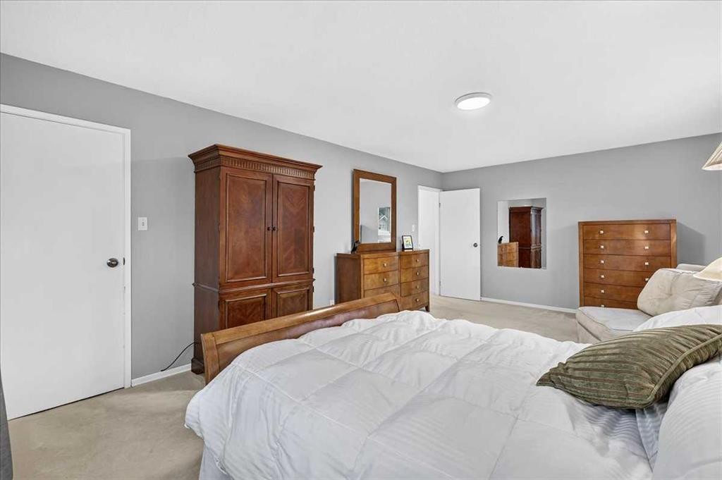 1707 107 Avenue Sw, Calgary, AB - Indoor Photo Showing Bedroom