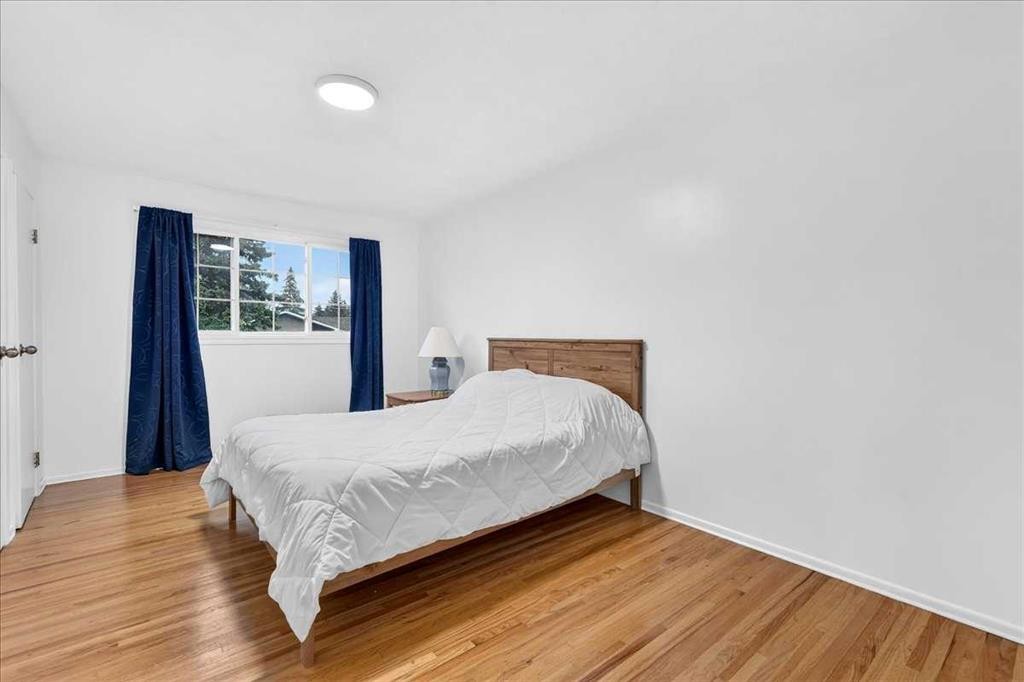1707 107 Avenue Sw, Calgary, AB - Indoor Photo Showing Bedroom