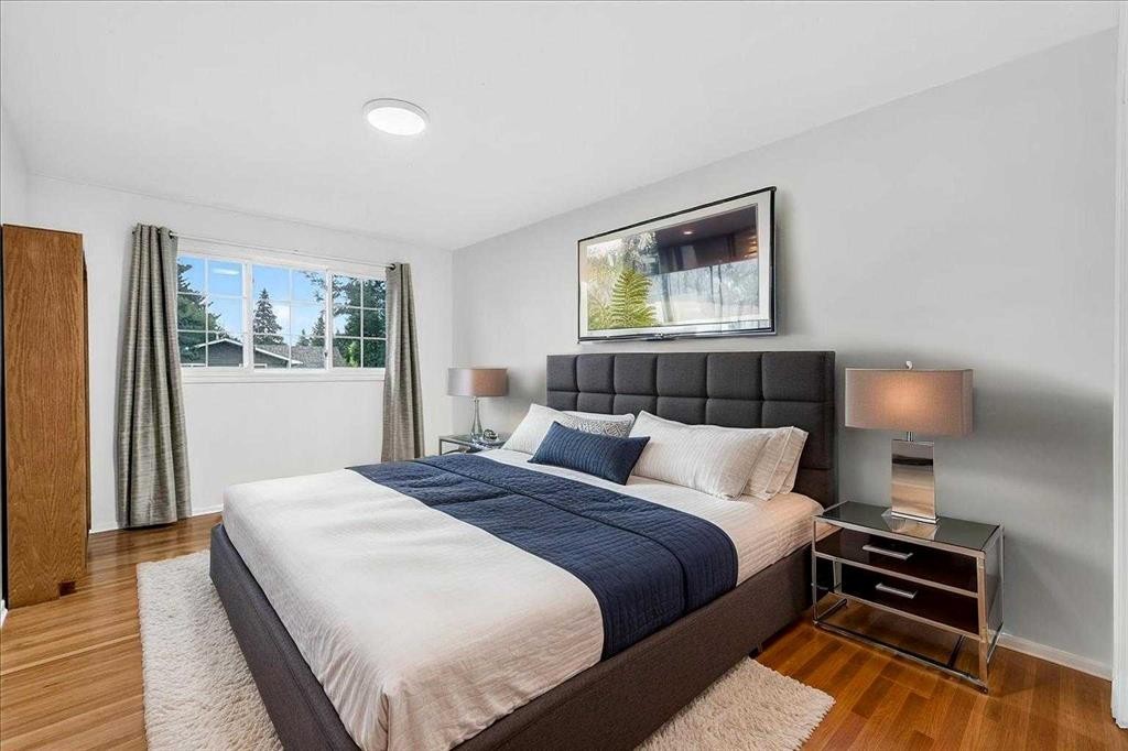 1707 107 Avenue Sw, Calgary, AB - Indoor Photo Showing Bedroom