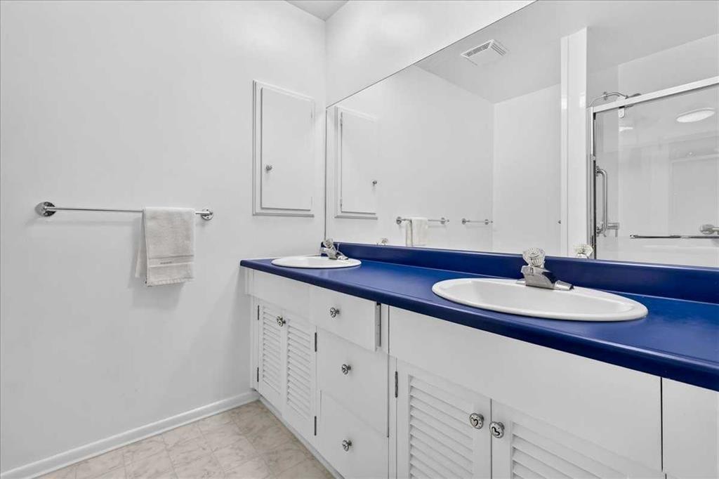 1707 107 Avenue Sw, Calgary, AB - Indoor Photo Showing Bathroom