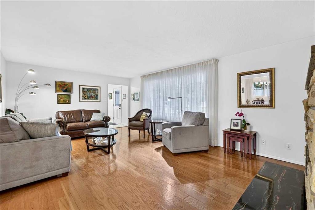 1707 107 Avenue Sw, Calgary, AB - Indoor Photo Showing Living Room