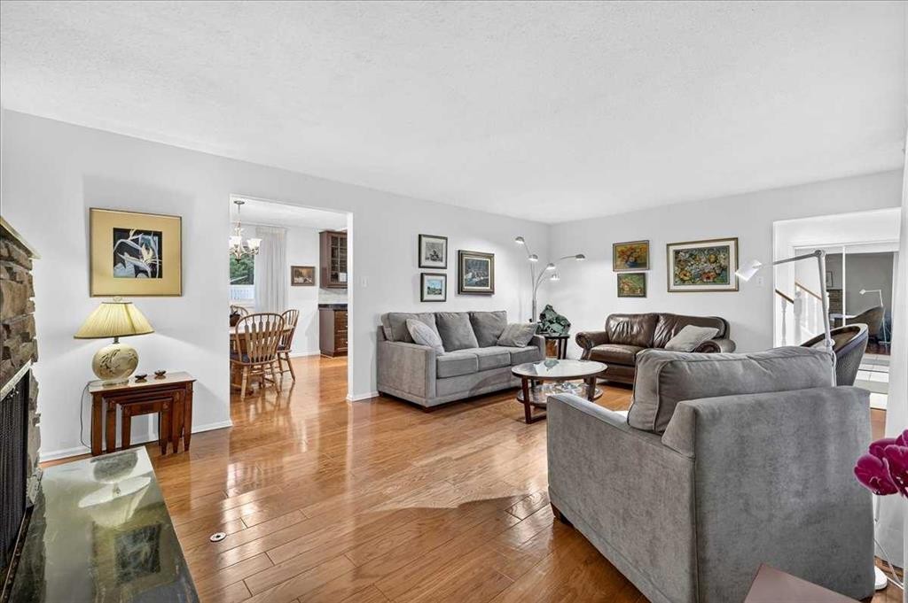 1707 107 Avenue Sw, Calgary, AB - Indoor Photo Showing Living Room