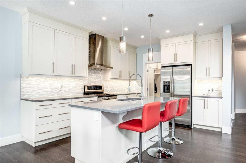 40 Westmore Place Sw, Calgary, AB - Indoor Photo Showing Kitchen With Stainless Steel Kitchen With Upgraded Kitchen